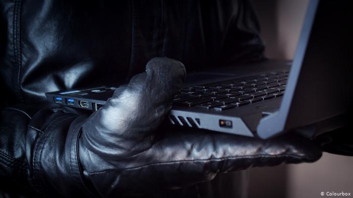 اخترق قراصنة يعتقد أنهم على صلة بإيران موقعا الكترونياً حكومياً، ووضعوا عليه صورة مشوهة للرئيس الأمريكي دونالد ترامب