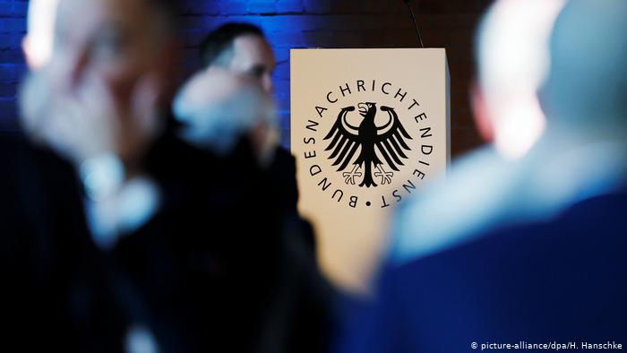 تقوم المحكمة الدستورية الألمانية بمراجعة مشروعية قبام الحكومة بعمليات مراقبة وتصنت، بعد أن قدم العديد من الصحفيين والناشطين الحقوقيين شكوى بحجة أن القانون يسمح بالمراقبة "غير المقيدة فعليًا" للصحفيين الأجانب