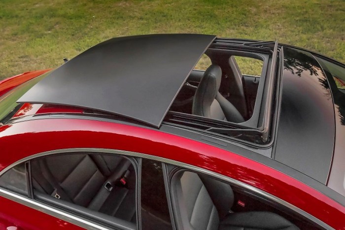 السقف المتحرك لبعض طرازات مرسيدس قد تنفصل عن السيارة وتسبب مخاطر علي الركاب