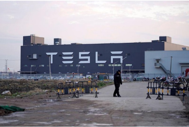 مصنع تسلا الضخم في مدينة شنغهاي وتظهر علامة أكبر شركة في العالم لتصنيع السيارات الكهربائية علي واجهة المصنع يوم 7 يناير 2020