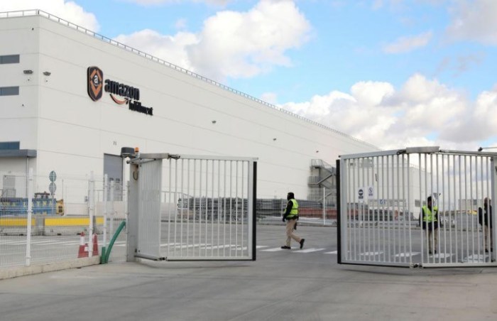 أفراد أمن بالقرب من مدخل مركز أمازون في سان فرناندو دي هيناريس بالقرب من مدريد