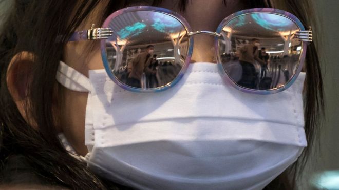 أمرأة ترتدي قناعا خوفا من الإصابة بفيروس كورونا المرعب