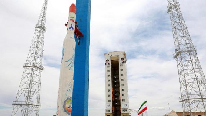 صورة صادرة عن الموقع الرسمي لوزارة الدفاع الإيرانية يوم الخميس الموافق 27 يوليو 2017 أنها تظهر صاروخ سيمورج الحامل للأقمار الصناعية في مركز الإمام الخميني الوطني للفضاء في مكان غير معلوم بإيران