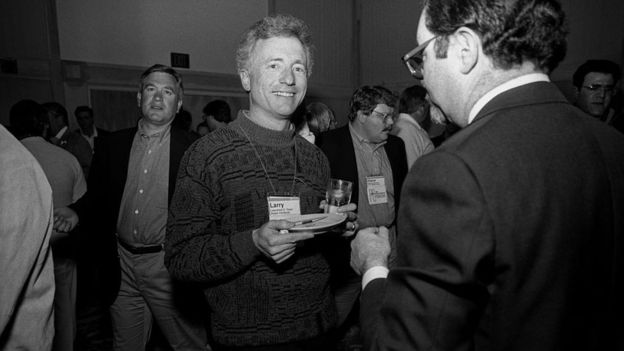 كان تيسلر معارضا قويا لخاصية "الأوضاع" في برمجيات الحواسيب. التقطت هذه الصورة عام 1991