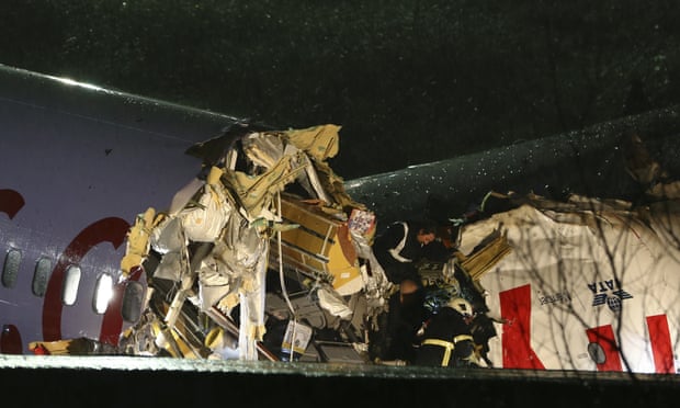 الفرق الصحية وطواقم فرق الإطفاء بالقرب من حطام طائرة ركاب في إسطنبول