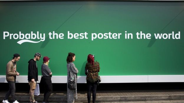 استخدمت شركة "كارلسبرج" للبيرة أساليب تسويقية غير مباشرة، لكن الأبحاث أظهرت أنها أكثر قدرة على الإقناع من الإعلانات الصريحة