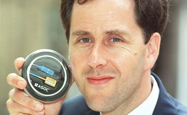 أندرو ريكمان يعرض أحد المنتجات الإلكترونية لشركته