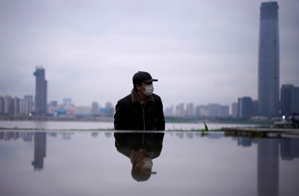 رجل يضع كمامة في ووهان يوم الأحد 29 مارس 2020