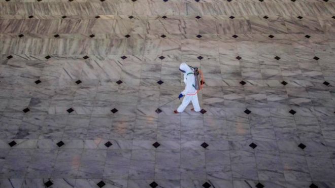 عمليات التعقيم ضد فيروس كورونا لتطهير الأسطح