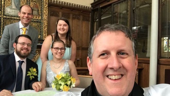 شاهد أكثر من 100 شخص حفل زفاف كريستن وريتشارد عبر فيسبوك