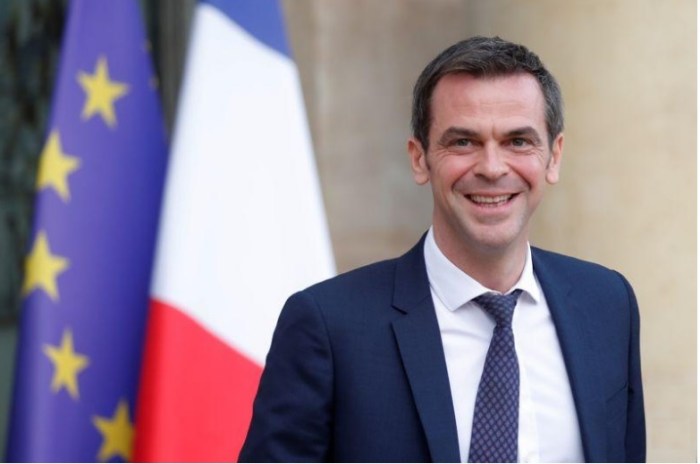 وزير الصحة الفرنسي أوليفيه فيران بعد اجتماع في قصر الإليزيه في باريس يوم 19 فبراير 2020