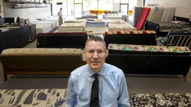 كان جيسون بادجيت مندوب مبيعات في شركة تبيع أسرّة قابلة للطي لتصبح أرائك، قبل الحادث الذي غيّر حياته