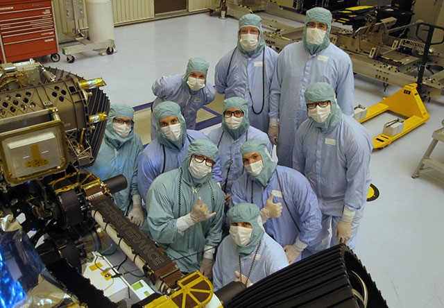 يُظهر أعضاء فريق مختبر JPL لاختبار وإطلاق السيارة الفضائية "المثابرة" التي ستهبط علي سطح المريخ، تم التقاط الصورة في 4 مارس 2020، في مركز كنيدي للفضاء التابع لناسا