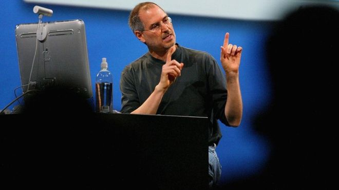 أسلوب التكرار ثم المفاجأة يساعد في تعميق تأثير الإعلانات وإثارة اهتمام المتلقي للاستماع للكلمة أو الخطاب وهذا ما كان يبرع فيه ستيف جوبز مؤسس شركة أبل