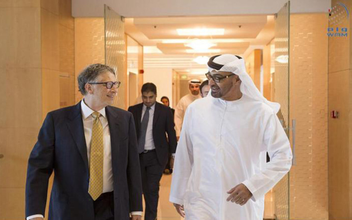 صورة أرشيفية للشيخ محمد بن زايد آل نهيان ولي عهد الإمارات مع بيل جيتس مؤسس مايكروسوفت ورئيس مؤسسة بيل وميلندا جيتس الخيرية