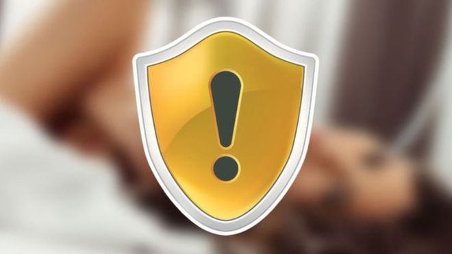 تطلب الرسالة من المتلقي الضغط على زر "إتاحة المحتوى" مرفقة بصورةٍ غير واضحة