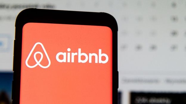 شعار تطبيق أير بي ان بي علي شاشة موبايل