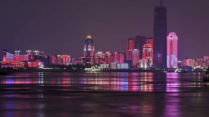 مدينة ووهان الصينية يقطنها أكثر من 11 مليون شخص ظلوا تحت حالة الإغلاق الكامل لمدة 76 يوما أنتهت يوم 8 أبريل 2020