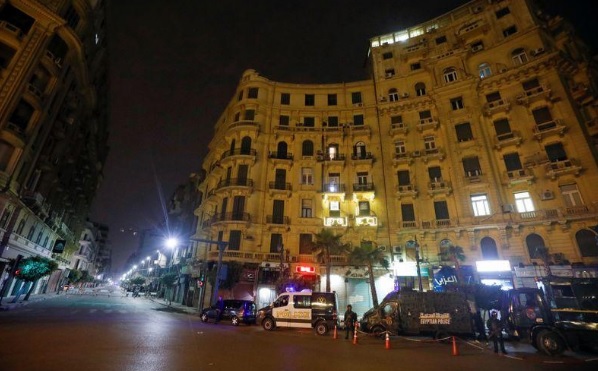 قضي المصريون أوقات الحظر إما علي الإنترنت أو الموبايل