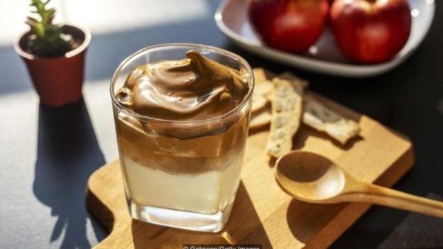 لاقت مقاطع فيديو تحضير قهوة دالجونا الكورية المثلجة انتشارا واسعا أثناء الحظر المنزلي