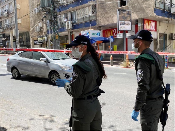  اثنان من أفراد الشرطة عند مدخل بني براق يوم الجمعة 3 أبريل 2020