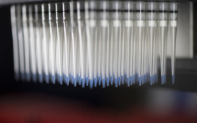 الماصات التي تحتوي على خلايا مناعية لاختبارها ضد لقاحات فيروسات كورونا المحتملة تظهر في مركز أبحاث اللقاحات في المعاهد الوطنية للصحة، 19 ديسمبر 2017 في بيثيسدا، ماريلاند، الولايات المتحدة