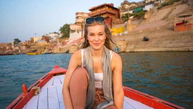 في الأوقات العادية، عندما لا تكون أليكس أوثويت بصدد التدوين، تقوم بعمل فيديوهات تتعلق بالسفر لصالح شركة توزيع