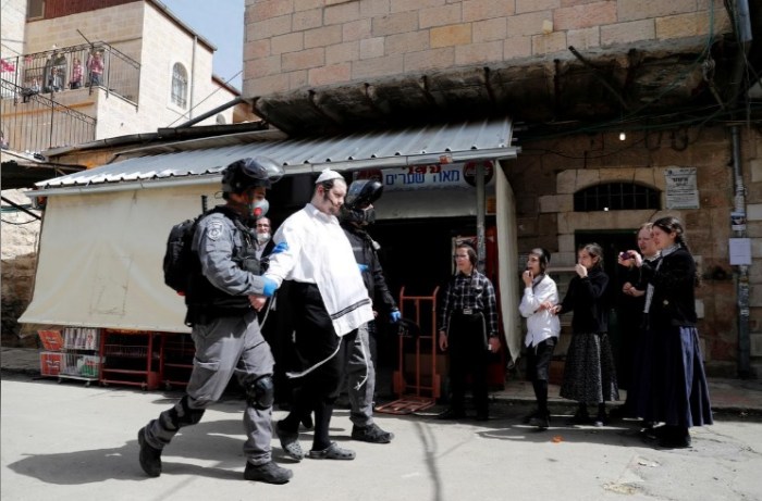 الشرطة الإسرائيلية تلقي القبض علي أحد اليهود المتشددين الذين يعارضون القيود علي الحركة التي تفرضها الحكومة للحد من إنتشار فيروس كورونا، القدس 30 مارس 2020