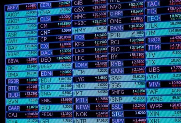 شاشة تعرض بيانات حركة الأسهم في صالة التداول في بورصة نيويورك للأوراق المالية يوم 18 مارس 2020