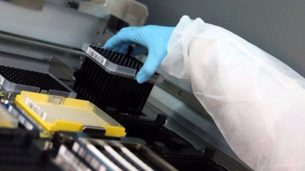 إن الحصول على لقاح هو طريقة أخرى لتقليل رقم التكاثر