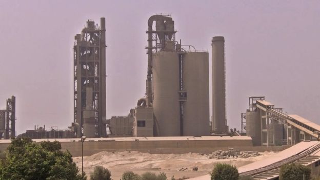 مداخن المصانع وخاصة مصانع الأسمنت تتسبب في تلوث الهواء ومشاكل صحية للسكان في المناطق المحيطة بالمصانع