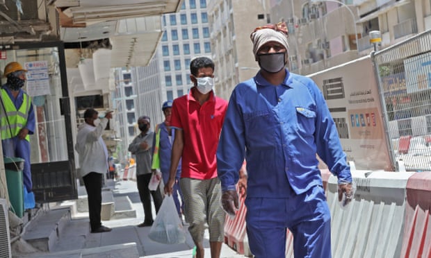 عمال يرتدون كمامت للوقاية من فيروس كورونا في العاصمة القطرية الدوحة