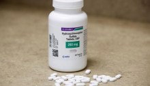 الرئيس ترامب قال إن يتناول عقار هايدروكسي كولوركين وهو عقار لعلاج الملاريا لكي يقيه من فيروس كورونا