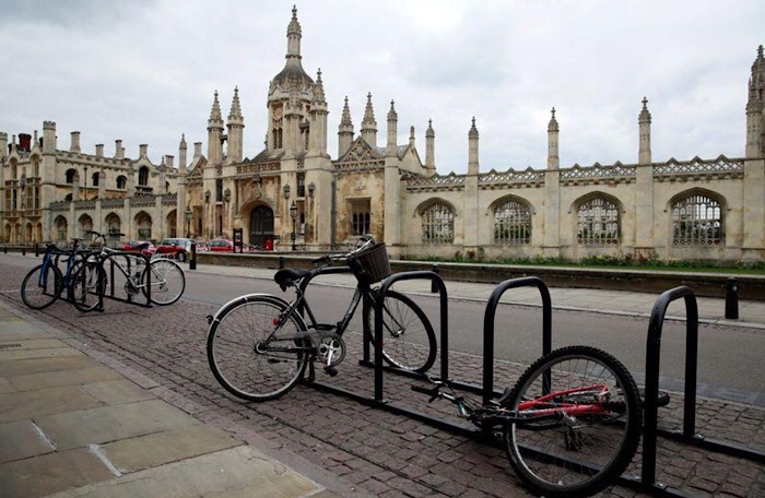 دراجات خارج مقر جامعة كمبردج البريطانية يوم 1 أبريل ٢٠٢٠