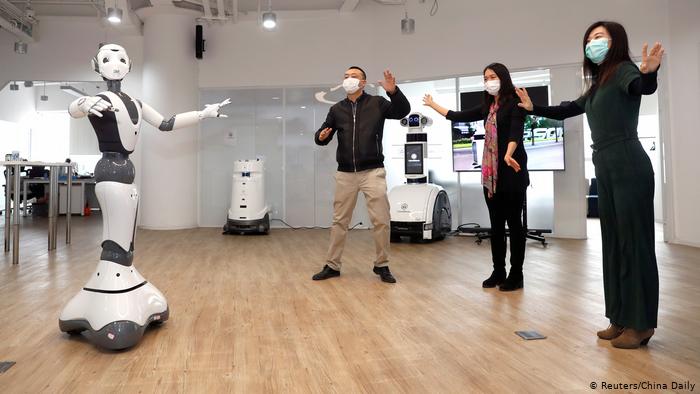 تم استخدام الروبوتات بفعالية في العديد من الأمكنة في ووهان في الصين وهي المدينة التي انطلق منها وباء كورونا