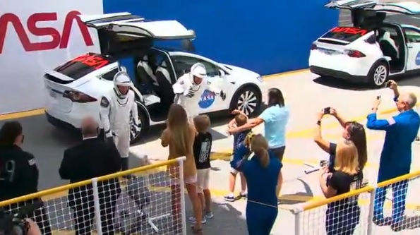 رائدي الفضاء الأمريكيين في طريقهم الي كبسولة الفضاء كرو دراجون من مركز كنيدي للفضاء يوم 30 مايو 2020