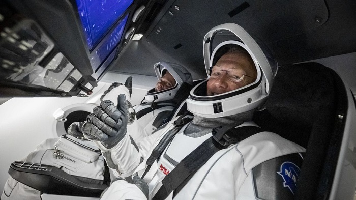 رائدي الفضاء الأمريكيين داخل كبسولة الفضاء كرو دراجون يوم 30 مايو 2020