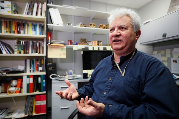 عمرو العزم أستاذ تاريخ الشرق الأوسط والأنثروبولوجيا في جامعة ولاية شوني، يساعد في قيادة المشروع الذي يتعقب اللصوص الذين يستخدمون فيسبوك لتسويق القطع الآثرية المسروقة