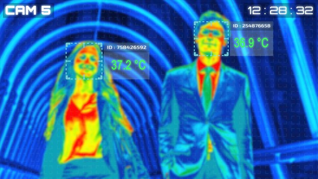 على الرغم من أن التحقق من درجة الحرارة مفيد ، إلا أنه يمكن للمسافرين الإصابة بالحمى لأسباب أخرى أو قد يكون لديهم فيروس كورونا بدون أعراض