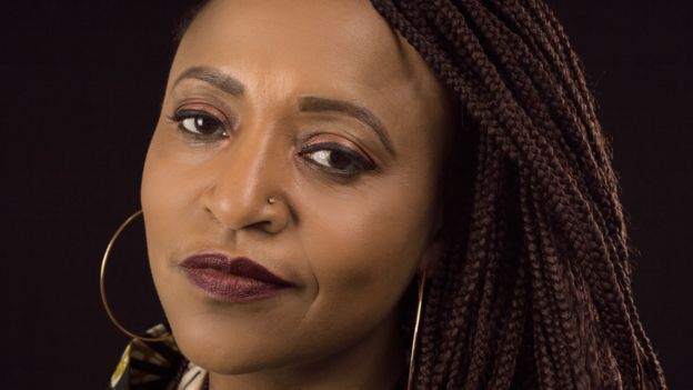 الممثلة الكوميدية والمؤلفة إنجامبي مكجراث