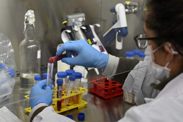 يتم استنشاق بروتين انترفيرون بيتا المستخدم في علاج مرضي كورونا عن طريق بخاخات للأنف