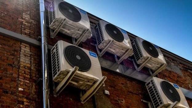 يشك بعض العلماء في أن مكيفات الهواء قد تساعد في نقل الفيروس عبر الهواء