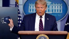 الرئيس دونالد ترامب يحمل كمامة وهو يتحدث خلال مؤتمر صحفي في البيت الأبيض، الثلاثاء 21 يوليو 2020