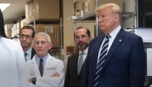 الرئيس الأمريكي ترامب خلال زيارته لمعامل شركة مودرنا التي تقوم بالتجارب النهائية علي لقاح مضاد لفيروس كورونا