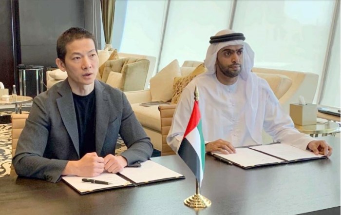 بينج شياو الرئيس التنفيذي لمجموعة42 يقوم بالتوقيع علي الأتفاق بين الشركة الإماراتية والشركة الإسرائيلية