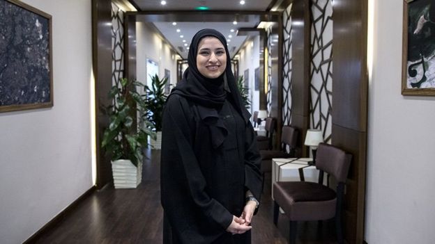 سارة الأميري قائدة فريق البعثة الفضائية وهي أيضا وزيرة في الحكومة الإماراتية