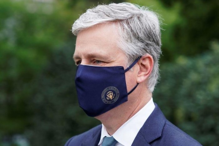 روبرت أوبراين مستشار الرئيس الأمريكي دونالد ترامب للأمن القومي يضع كمامة بالبيت الأبيض في واشنطن يوم 24 مايو 2020