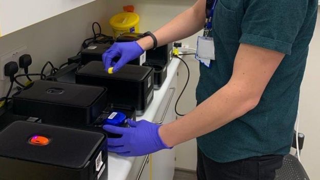 إحدى آلات تحليل الفحوص لفيروس كورونا كوفيد-19