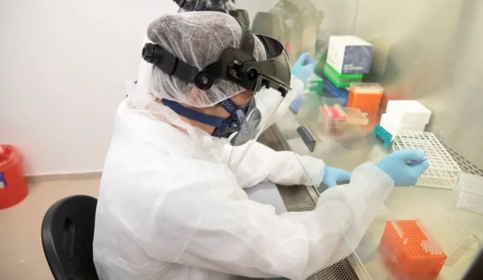 معمل أبحاث لأختبارات فيروس كورونا في جامعة تل أبيب - إسرائيل