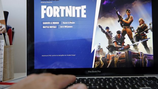 قالت شركة جوجل إنه لم يعد بإمكانها أن تبقي على لعبة فورتنايت على متجر جوجل بلاي، لأن اللعبة تنتهك سياسات المتجر